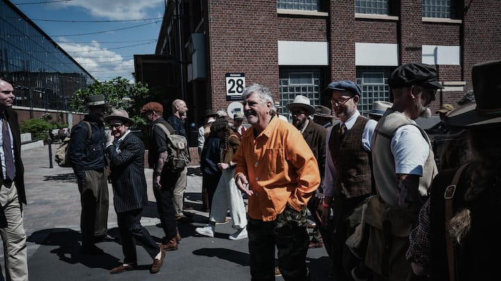 <p>Organisator Uwe van Afferden ist dank seiner orangen Jacke jederzeit auffindbar.</p>