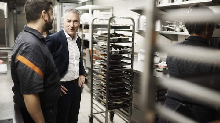 <p>Im Gespräch mit dem Personal will der Chef die Befindlichkeiten der Belegschaft spüren. Hier in der Küche des Migros-Restaurants im Einkaufscenter Glatt.</p>