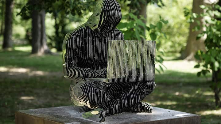 <p>Statue zu Ehren von Bitcon-Gründer Satoshi Nakamoto in Lugano. Gespendet von Tether, geschaffen von Devasinis Partnerin.</p>