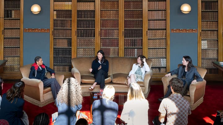 <p>Miu Miu Literary Club: In einer alten Bibliothek diskutierten junge Autorinnen über das Werk der japanischen Schrifstellerin Fumiko Enchi (1905–1986).</p>