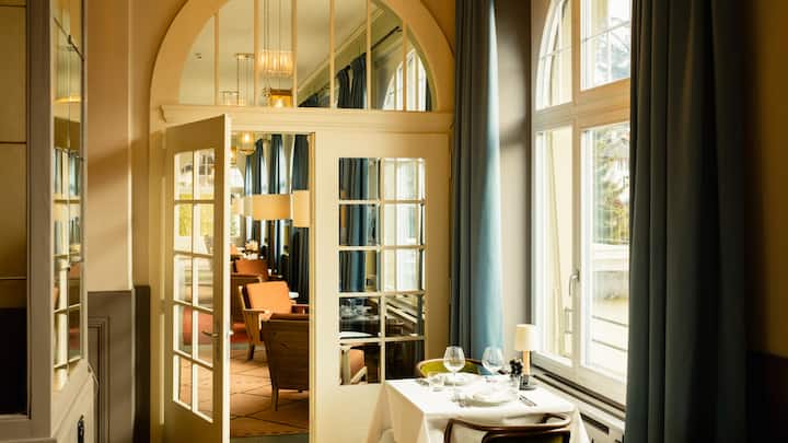 <p>Grand Hotel Belvedere: Das neue Fünfsternehotel setzt sich aus zwei benachbarten Häusern zusammen. Das Interieur mutet alpin, frisch und international an.</p>