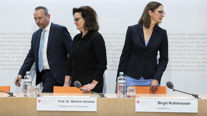 <p>Pressekonferenz zum Ende der Credit Suisse. Thomas Hirschi, Leiter des Geschäftsbereichs Banken bei der Finma, hat vor Kurzem seinen Abgang angekündigt. Birgit Rutishauser (r.), Leiterin des Versicherungsbereichs, ist bereits weg. Finma-Präsidentin Marlene Amstad ist gefordert.</p>