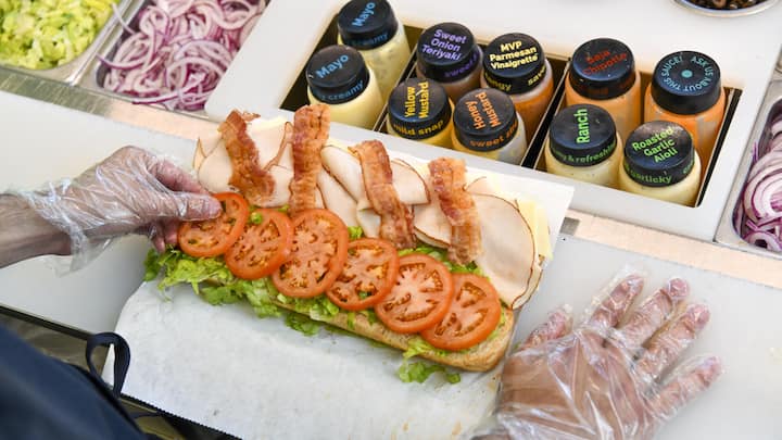 <p>Vom Brot bis zur letzten Zutat können die Kundinnen und Kunden ihren «Sub» selber zusammenstellen.</p>