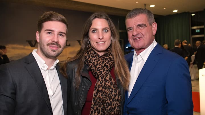 <p>Peter Spuhler, seine Frau Daniela (Mitte) und Sohn Lucas (l.) bilden den Kern der PCS Holding.</p>