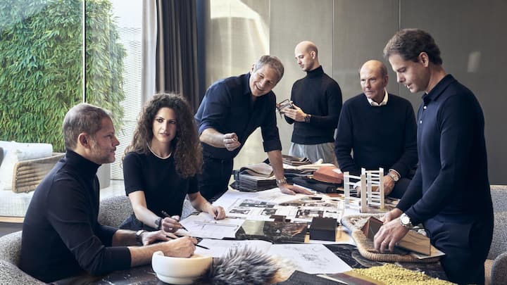 <p>Roberto (3. v.l.) und Renato (2. v.r.) Minotti mit der nächsten Generation, den Zwillingen Alessio und Alessandro sowie Robertos Kindern Susanna und Leonardo.</p>