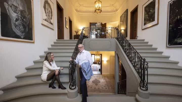 <p>Im Aufgang: die Michels, umgeben von zwei Werken des Künstlers Chuck Close. Das Selbstporträt und jenes seiner Frau hat er per Fingerprint gemacht.</p>