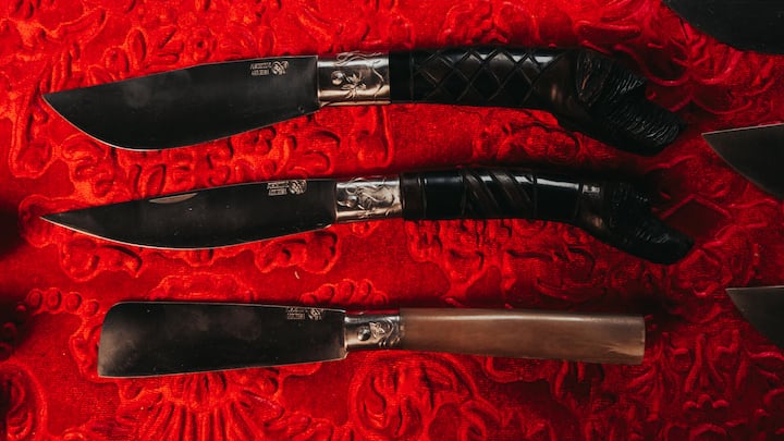 <p>Im Bergdorf Arbus werden die Hirtenmesser noch traditionell im Familien­betrieb von Paolo Pusceddu von Hand hergestellt.</p>