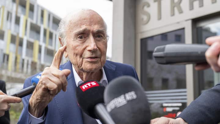 <p>Sepp Blatter trat nur vier Tage nach seiner Wahl als Präsident zurück, zeitgleich wurden Fifa-Aktionäre verhaftet und Anklagen erhoben.</p>