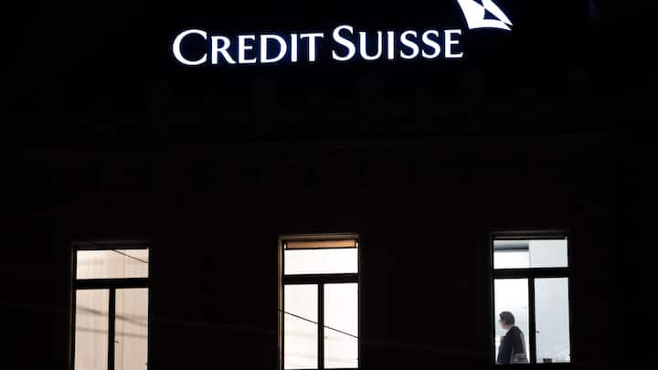 <p>Eine Frau steht vor dem Fenster unterhalb des Logos der Bank Credit Suisse am Paradenplatz, aufgenommen am Mittwoch, 11. Januar 2023 in Zuerich. (KEYSTONE/Ennio Leanza)</p>