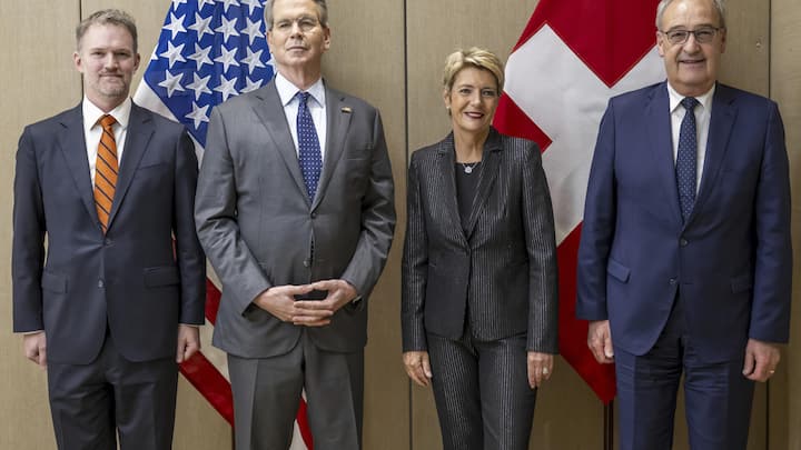 <p>US-Handelsbeauftragter Jamieson Greer, US-Finanzminister Scott Bessent, Bundespräsidentin und Finanzministerin Karin Keller-Sutter und Vizepräsident und Wirtschaftsminister Guy Parmelin (von links)</p>