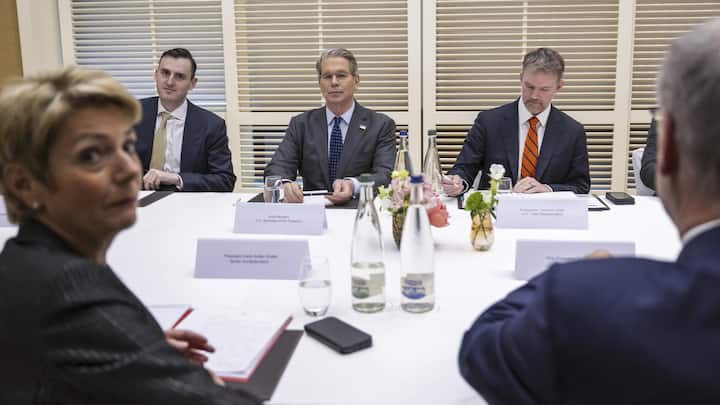 <p>Karin Keller-Sutter und Guy Parmelin (rechts) im Gespräch mit US-Finanzminister Scott Bessent (gegenüber Mitte) und dem US-Handelsbeauftragter Jamieson Greer (gegenüber rechts)</p>