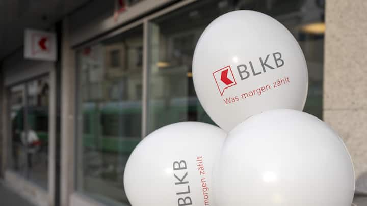 <p>Doppelte Provokation: Ballons mit dem veränderten Kantonalbanken-Logo bei der Eröffnung der neuen BLKB-Filiale am Basler Barfüsserplatz. </p>