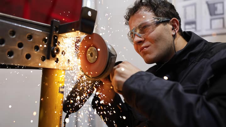 <p>An den Swiss Skills in Bern hämmern, klopfen, messen, nähen, backen, stapeln oder schneiden 1100 Lehrlinge vor den rund 120’000 Besucherinnen und Besuchern.</p>