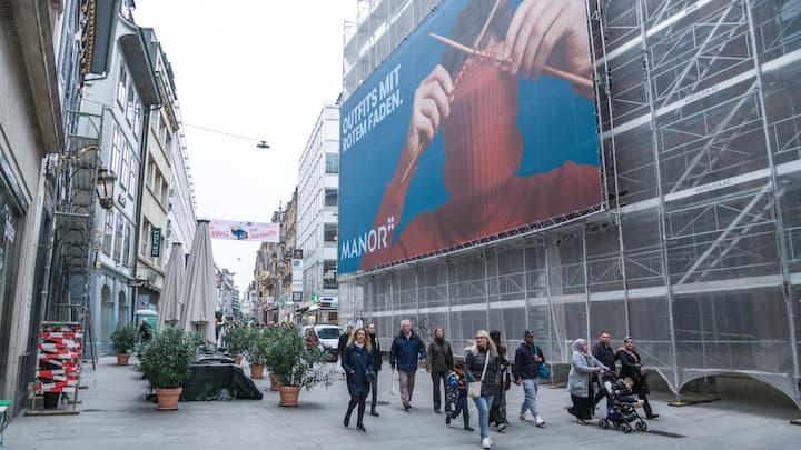 <p>Strategische platzierte Werbung: Konkurrent Manor hat auf halbem Weg zwischen dem Basler Globus-Provisorium an der Freien Strasse und dem neuen Warenhaus am Marktplatz ein riesiges Banner aufgehängt.</p>