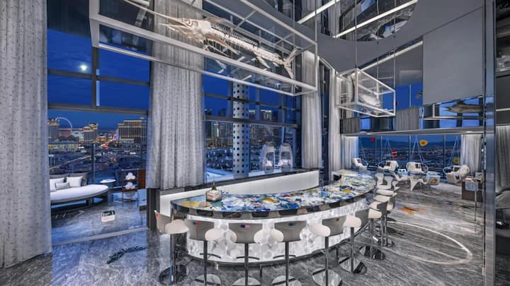 <p>Die Suite, die der Künstler Damien Hirst gestaltet hat, sieht sehr futuristisch aus.</p>