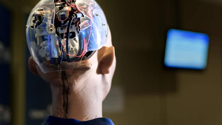 <p>Humanoide Roboter wie Sophia (Bild) existieren bereits, doch künstliche Superintelligenz würde weit darüber hinausgehen.</p>