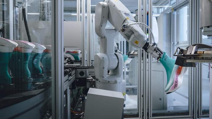 <p>Der Roboter sprüht den Schuh auf den Leisten (in Türkis).</p>