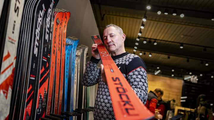 <p>Marc Gläser, CEO von Stöckli, prüft Ski im firmeneigenen Laden in Malters.</p>