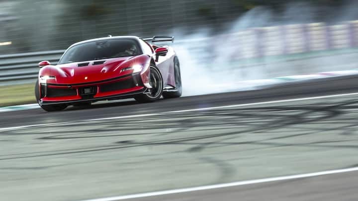 <p>Ein Ferrari SF 90XX Stradale auf der Ferrari-Rennstrecke in Fiorano.</p>