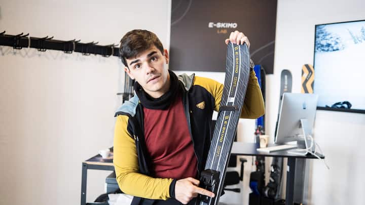 <p>Co-Gründer Ivan Mura zeigt den motorisierten Tourenski.</p>
<p></p>