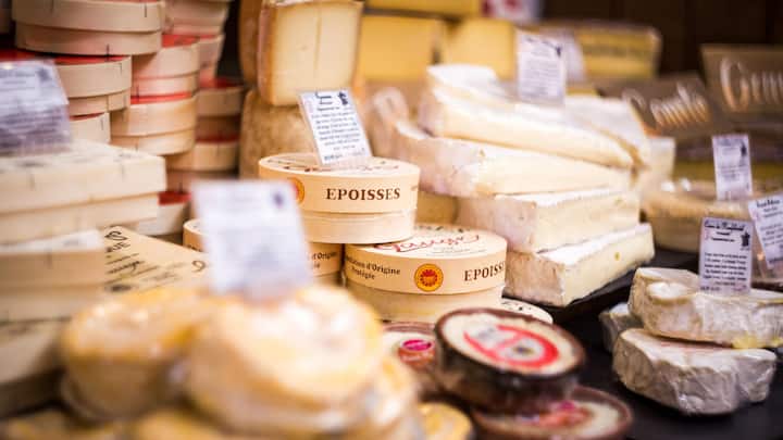 <p>Bei reifen Rotschmierkäsen funktioniert ein kräftiger Rosé oft besser als Rotwein.</p>