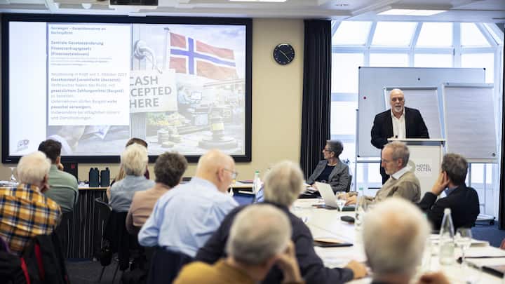 <p>Parolenfassung von Vereinen und Parteien: Richard Koller hielt Mitte Januar ein Referat zur Bargeldinitiative in Olten vor der Delegiertenversammlung des Schweizerischen Verbandes Seniorenfragen.</p>