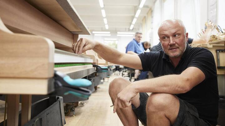 Matthias Blum passt Klaviatur und Mechanik minutiös auf das vor ihm stehende Instrument an. Jedes ist ein wenig anders.