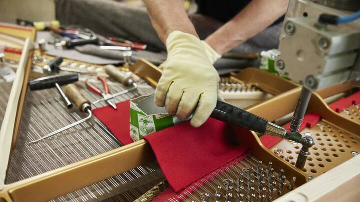 Über 230 Saiten, darunter die über Kreuz gespannten Basssaiten, werden von Hand aufgezogen.