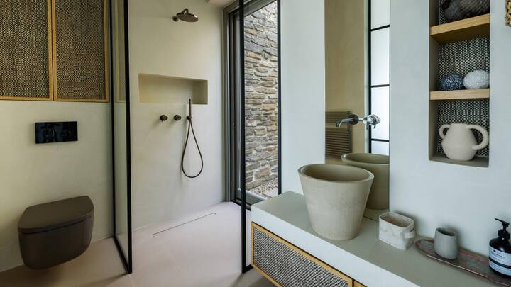 Schlichtheit und neutrale Farben prägen die Badezimmer des Hauses.