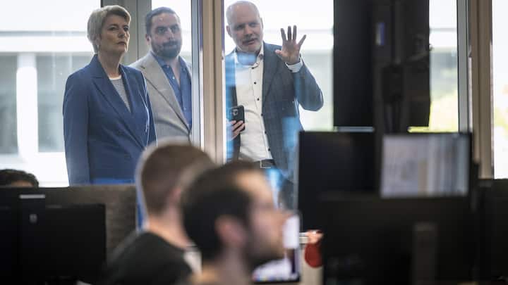 Sandro Inguscio, Chief Digital Officer bei Ringier Medien Schweiz (Mitte), und Blick-Chefredaktor Rolf Cavalli zeigten der Finanzministerin den Newsroom.