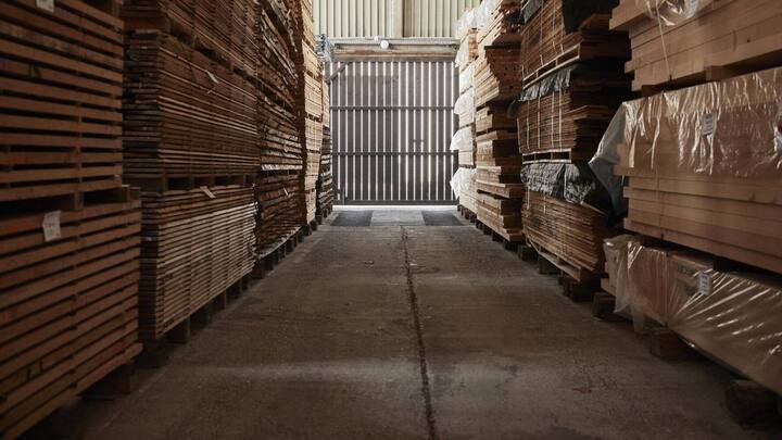 In der grossen, zugigen Halle trocknet das Holz für die Flügel während zweier Jahre ruhig vor sich hin.