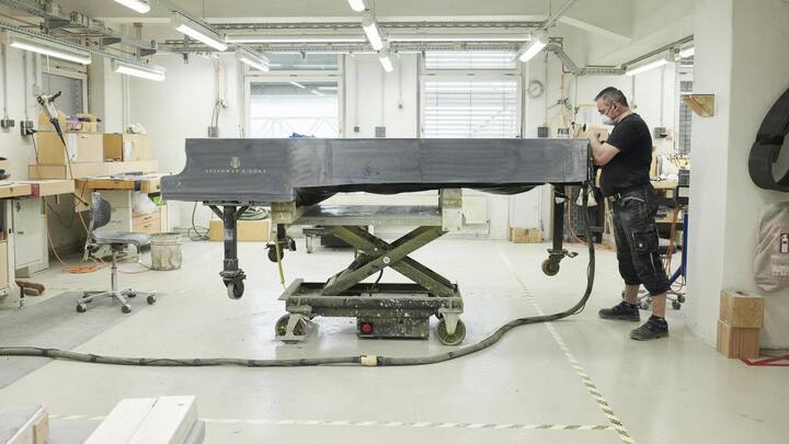 Beim Polieren wird der Lack auf ein Minimum reduziert und zum verzerrungsfreien Spiegel.