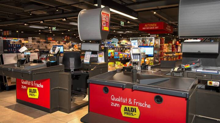 Aldi (im Bild) und Lidl passten den Kassenbereich an.
