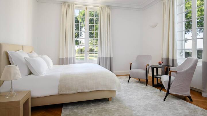 Hier liegen Sie richtig: Die Schlafzimmer sind in edlen, hellen Tönen gehalten und sorgen dank harmonischen Farben und Materialien für eine entspannte Bettruhe.