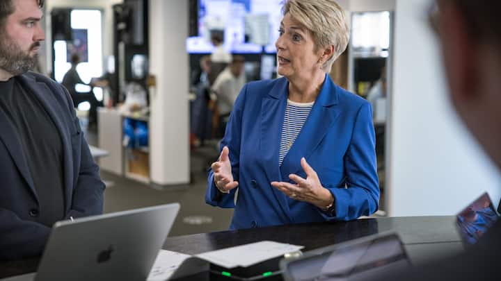 Keller-Sutter im engagierten Gespräch mit Daniel Egli, dem stellvertretenden Blick-Chefredaktor.