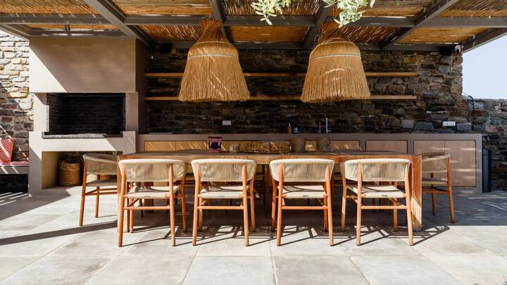 Gäste sind hier gern gesehen, zum Beispiel in der Outdoor-Küche, die auf Mass gemacht wurde. Die meisten Terrassenmöbel sind von Ethimo.