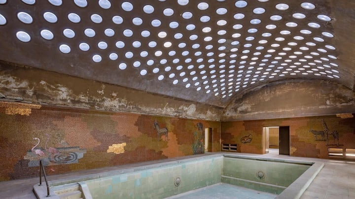 Auf dem Anwesen liegt auch ein historisches Hallenbad.