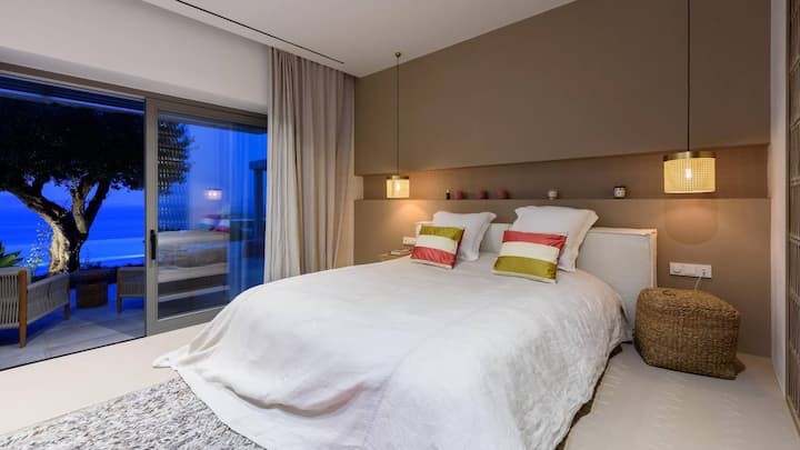 Vom Masterbedroom gelangt man direkt auf die Terrasse und blickt aufs Meer.