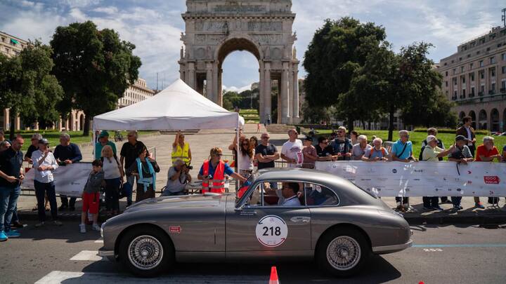 IKONE DES AUTOMOBILBAUS Ein Aston Martin DB2 (unten) von 1952 vor einer Kontroll­ station. Zugelassen sind nur Fahrzeuge, die vor 1957 gebaut wurden.