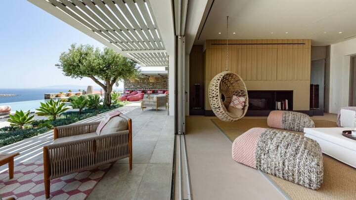 Hier im milden Klima der griechischen Inseln bleiben die Türen meistens offen. Hinter der Holzwand verbirgt sich eine hochwertige Stereoanlage.