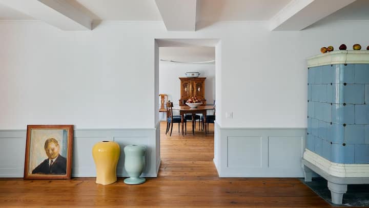 Hier weht der Hauch der Geschichte, zum Beispiel in Form des originalgetreu restaurierten Täfers und der diversen Kachelöfen.