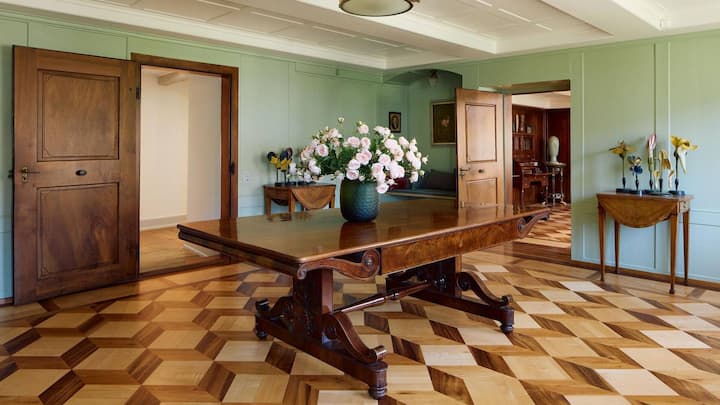 Wertvolle Parkettböden, Holztüren und weitere historische Details zeugen von der grossen Vergangenheit des Anwesens.
