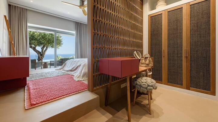 Die Einbauten im Schlafzimmer der Hausherren wurden auf Mass geschreinert, die meisten Möbel und die Textilien wurden vor Ort oder in Athen gekauft.