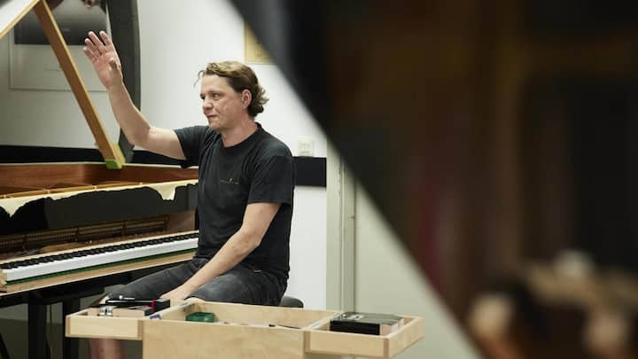 Marco Egeler kitzelt beim Fertigintonieren die letzten fünf Prozent aus dem Instrument heraus – den Klangcharakter.