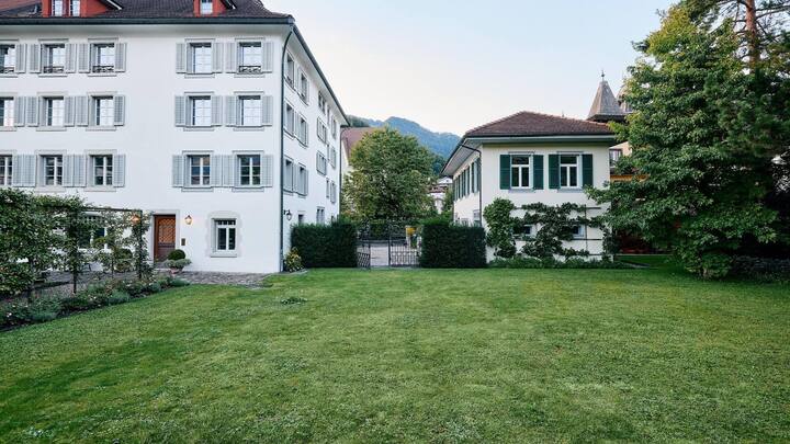 Die Liegenschaft bietet auf knapp 1000 Quadratmetern mit 18 Zimmern viel Platz für eine private oder eine gemischte Nutzung aus Wohnen und Arbeiten oder als repräsentativen Firmensitz.