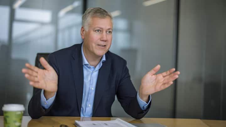 <p>Mit dem Siemens-Chef mitzuhalten, ist für ABB-CEO Morten Wierod keine einfache Aufgabe.</p>