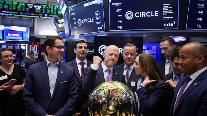 <p>Tether-Konkurrent Circle mit Chef Jeremy Allaire (M.) ist seit Juni an der Börse und mit mehr als 50  Milliarden Dollar bewertet.</p>
