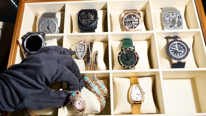 <p>Bulgari hat sich im Bereich Uhren innert zehn Jahren etabliert – und in der vergleichsweise kurzen Zeit gleich zwei ­Ikonen geschaffen: die Octo Finissimo für Männer und die ­Serpenti für Frauen.</p>