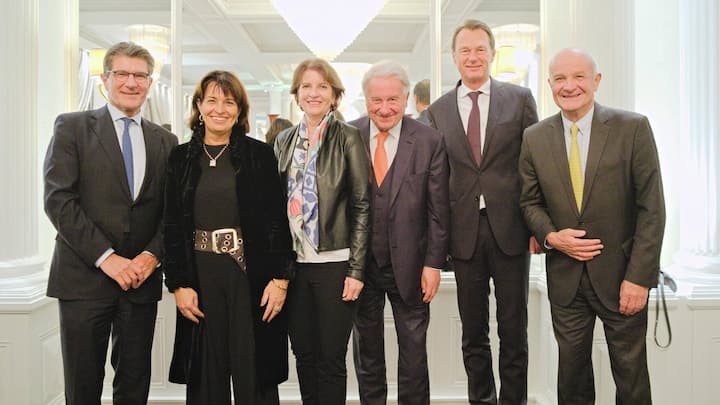 Jury: ­Patrick Odier, VR-Präsident Lombard Odier; Doris Leuthard, langjährige Bundesrätin; Barbara Rigassi-Schneeberger, Strategieberaterin; Bjørn Johansson, Chef Dr. Bjørn Johansson Associates; Dirk Schütz, Chefredaktor BILANZ; Martin Naville, Ex-Direktor der Swiss-American Chamber of Commerce (v.l.).