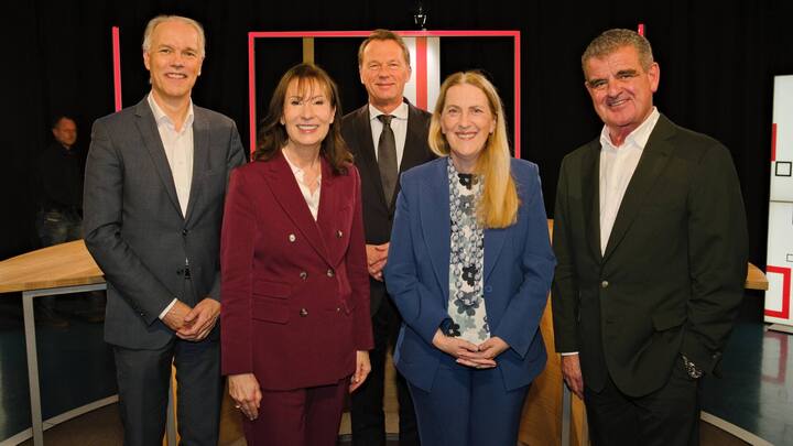 Das Panel: Jan-Egbert Sturm, KOF; Suzanne Thoma, Sulzer; Dirk Schütz, BILANZ; Helene Budliger Artieda, Seco; Peter Spuhler, Stadler Rail.